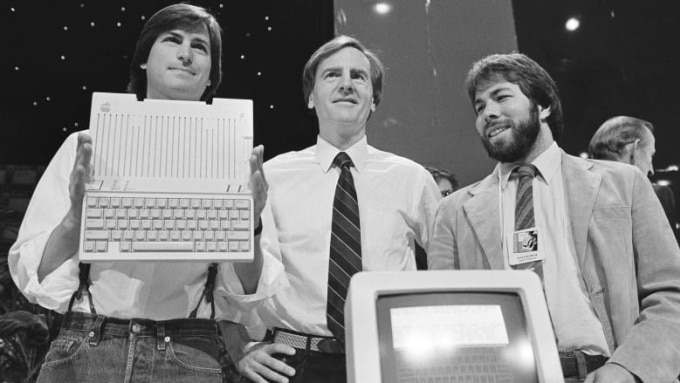 Từ trái sang, 3 nhà sáng lập của Apple gồm Steve Jobs, John Sculley và Steve Wozniak chụp năm 1984. Apple được xếp là gã khổng lồ tuổi trung niên vì thành lập năm 1976. Ảnh: AP