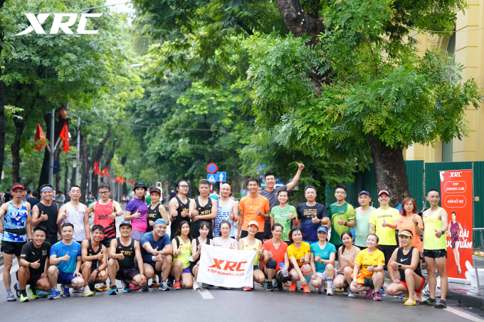 Xtep Running Club sinh hoạt cuối tuần ở hồ Gươm. Ảnh: Xtep