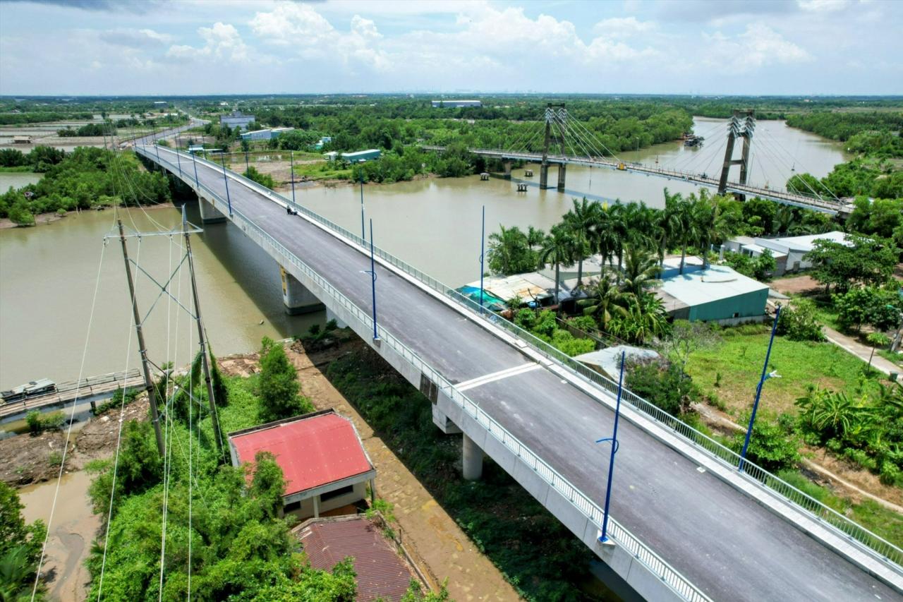 Cầu Vàm Sát 2 và đường dẫn hai đầu có tổng chiều dài gần 1,1km, mặt cầu rộng 10m. Cầu nằm cách cầu Vàm Sát 1 khoảng 100m về phía cửa sông Soài Rạp. Điểm đầu dự án là đường Lý Nhơn và điểm cuối là ngã ba đường Lý Nhơn và đường đê Soài Rạp.