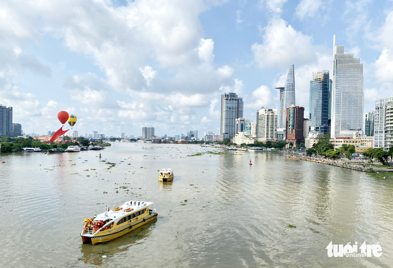 Trải nghiệm buýt đường sông sẽ khắc họa cho bạn về một Sài Gòn rất khác - Ảnh: TỰ TRUNG