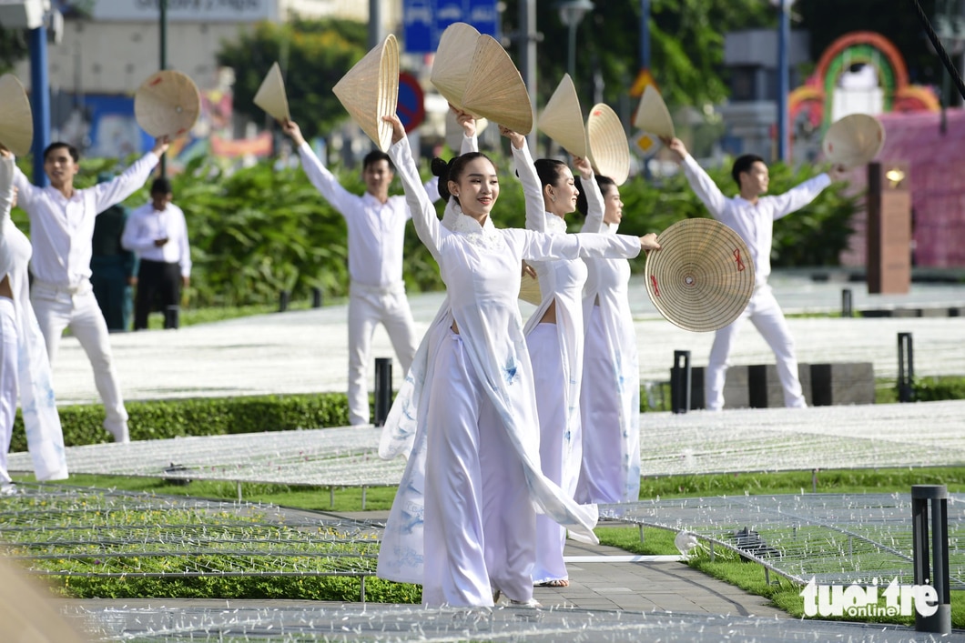 Người dân, du khách đến TP.HCM sẽ có cơ hội tham gia các hoạt động thể thao dưới nước như trình diễn dù lượn, bay bằng ván phản lực nước, flyboard