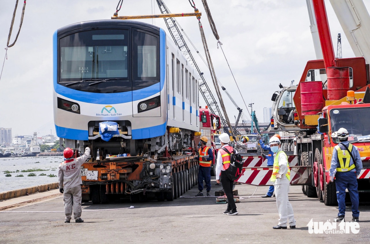 Một toa tàu metro số 1 cập cảng Khánh Hội (quận 4, TP.HCM), sau thời gian vận chuyển từ Nhật Bản về Việt Nam - Ảnh: CHÂU TUẤN