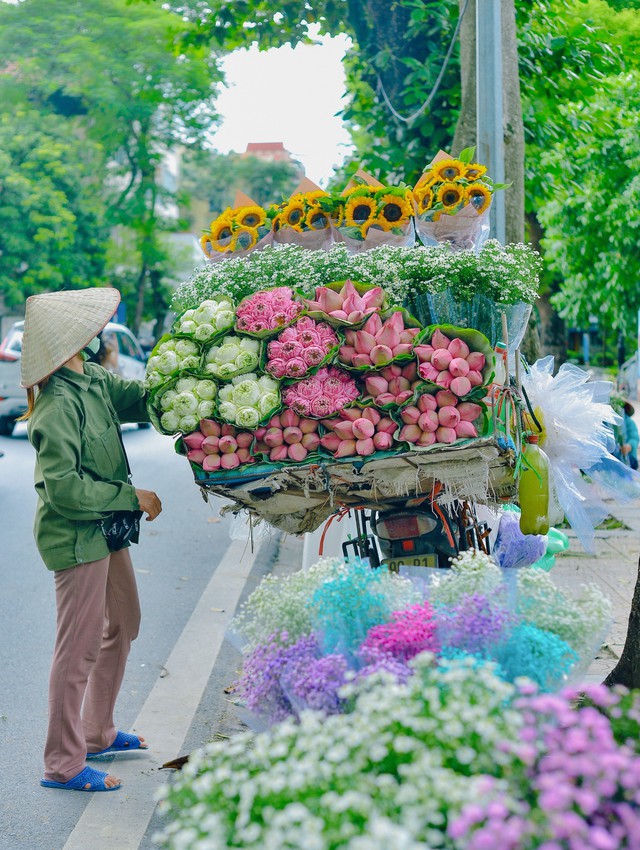 Vỉa hè thành phố có năm bảy đường: Yên ả vỉa hè Hà Nội - Ảnh 1.