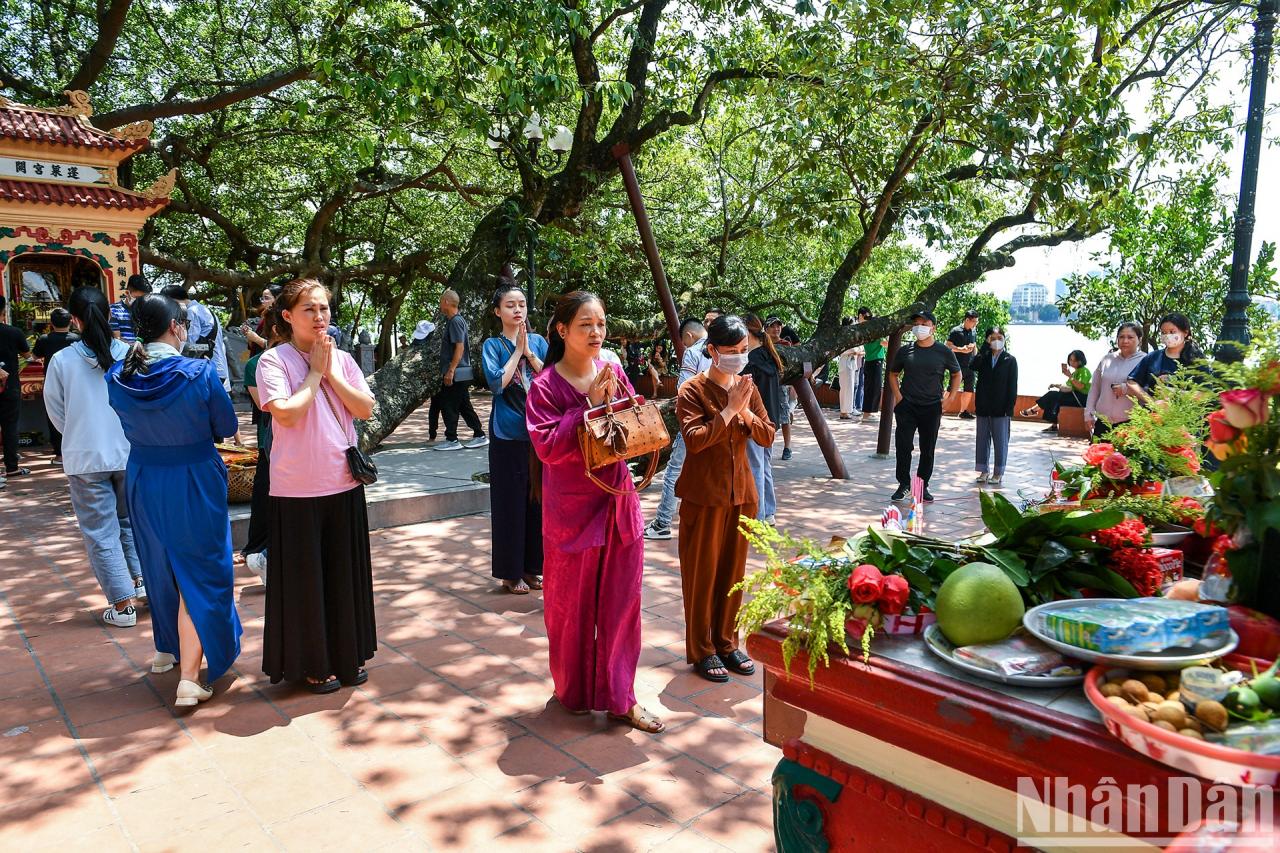 [Ảnh] Người dân Thủ đô tấp nập đi chùa ngày Rằm tháng 7 ảnh 10