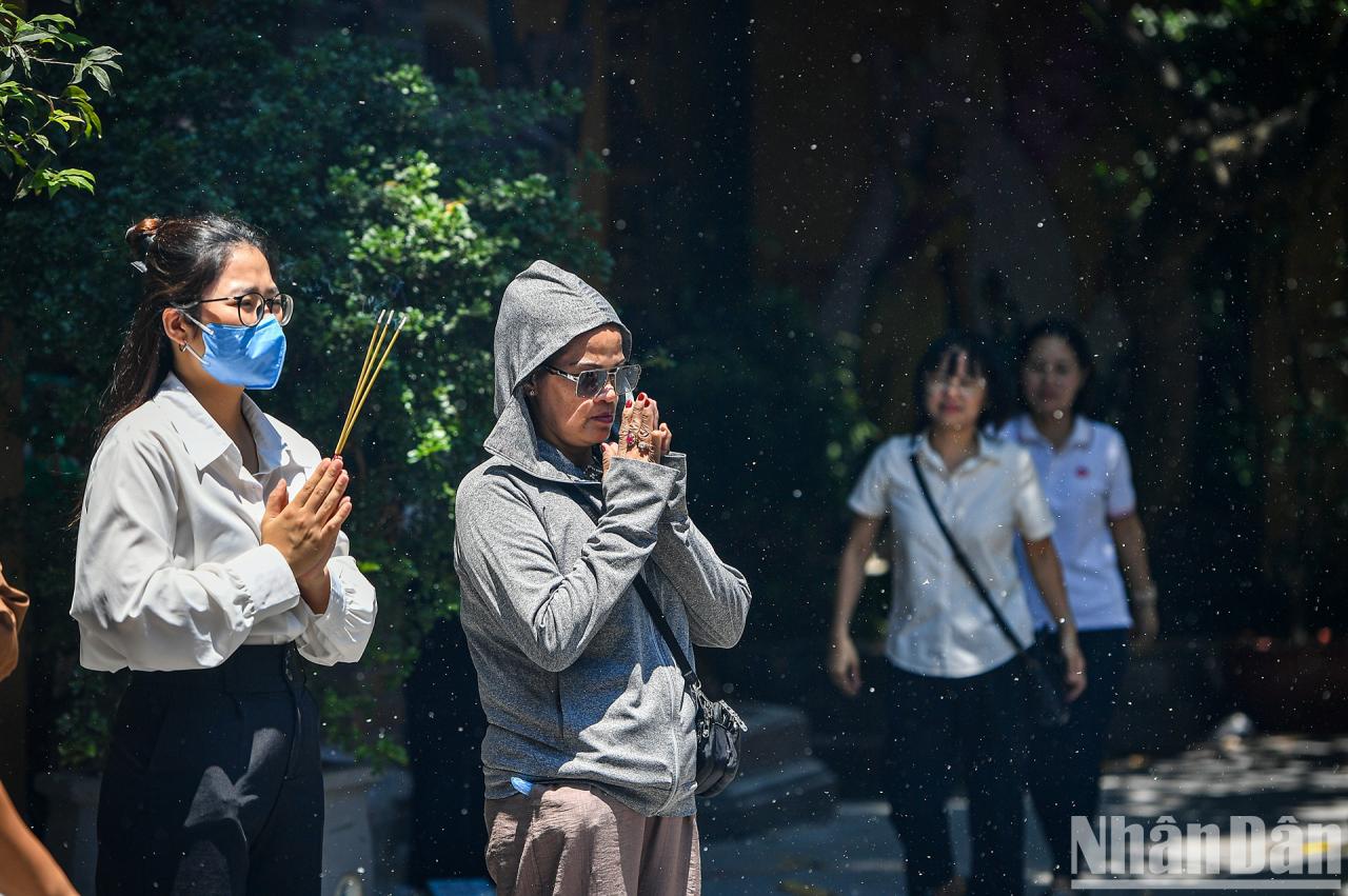 [Ảnh] Người dân Thủ đô tấp nập đi chùa ngày Rằm tháng 7 ảnh 3