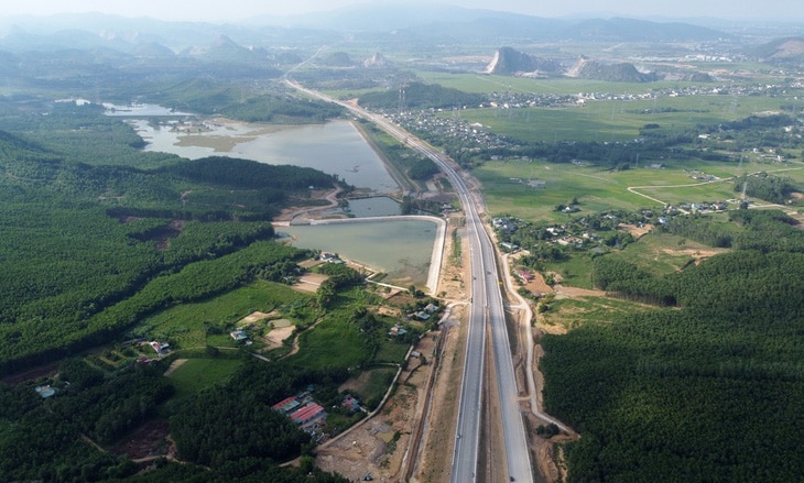 Cao tốc Nghi Sơn - Diễn Châu dài 50km, rộng 17m, 4 làn xe, tốc độ tối đa 80km/h - Ảnh: TRUNG ĐẶNG