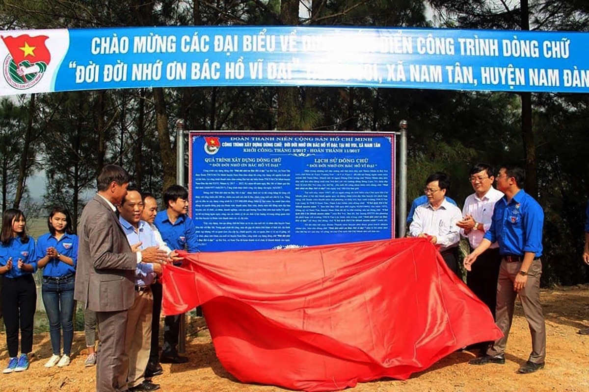 Sự kiện - Chuyện chưa kể về dòng chữ 'Đời đời nhớ ơn Bác Hồ vĩ đại' ở núi Thiên Nhẫn (Hình 2).