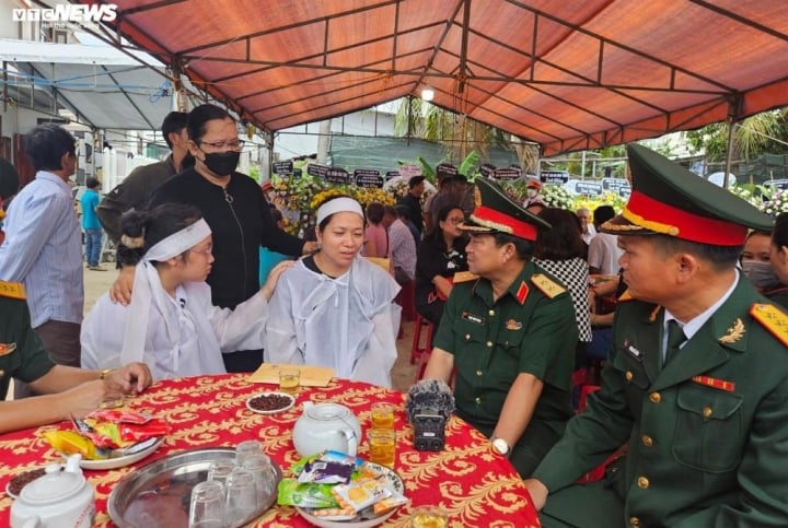 Đại diện Bộ Chỉ huy quân sự tỉnh Phú Yên đến chia buồn với gia đình Trung tá Trương Hồng Kỳ.