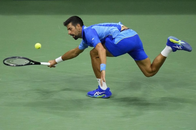 Djokovic vất vả cứu bóng ở một tình huống trong trận gặp Djere. Ảnh: AP