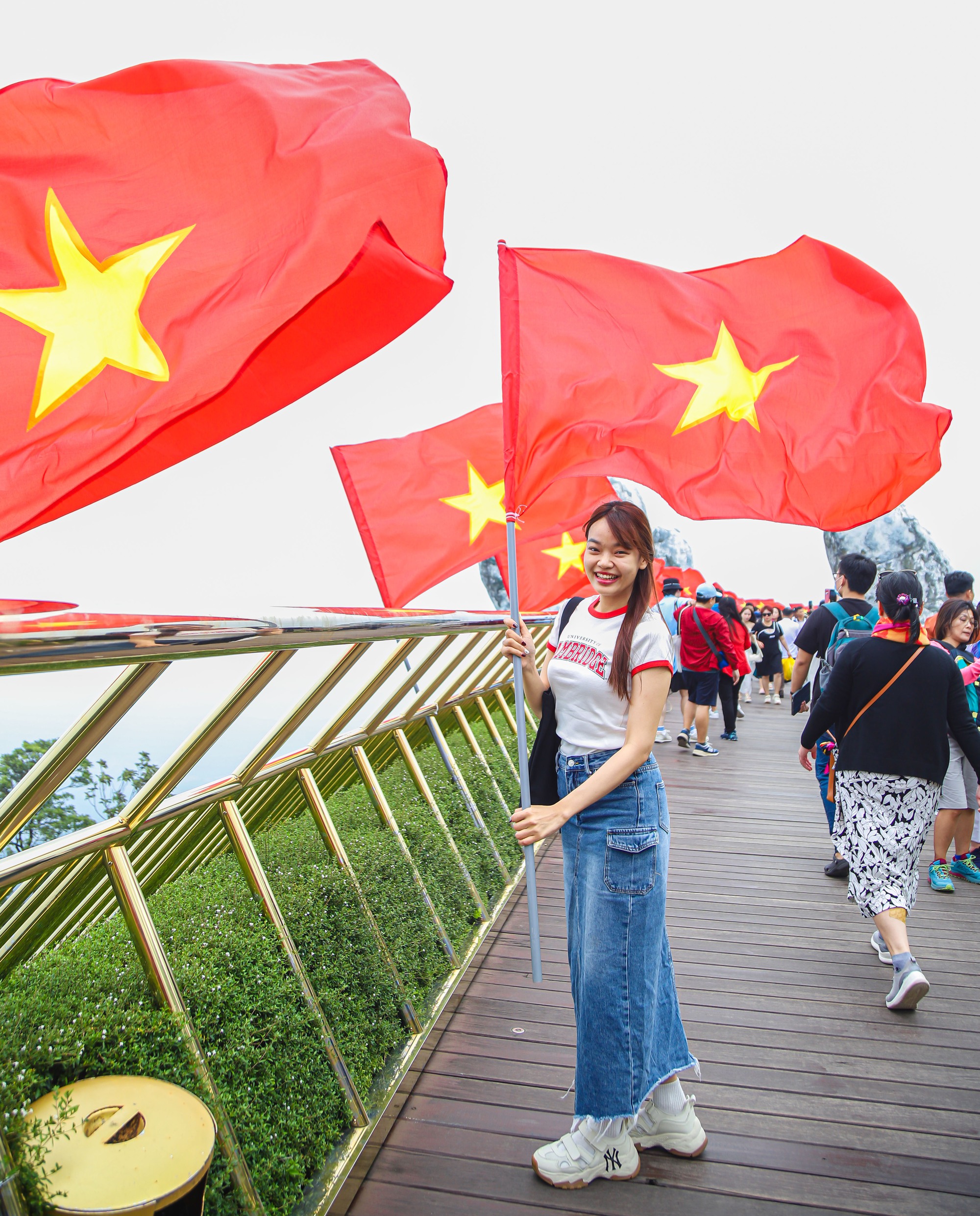 Khách thích thú với hình ảnh cờ Tổ quốc tung bay ở cầu Vàng - Đà Nẵng - Ảnh 5.