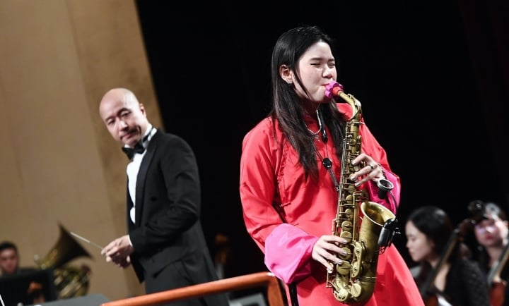 Nghệ sĩ saxophone 19 tuổi An Trần biểu diễn ca khúc "Mẹ yêu con" của nhạc sĩ Nguyễn Văn Tý.