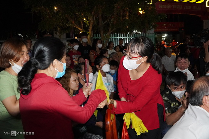 Những người biểu diễn bài chòn cầm thẻ bài bằng tre mời mọi người tham gia hô hát bài chòi. Ảnh: Thanh Dũng