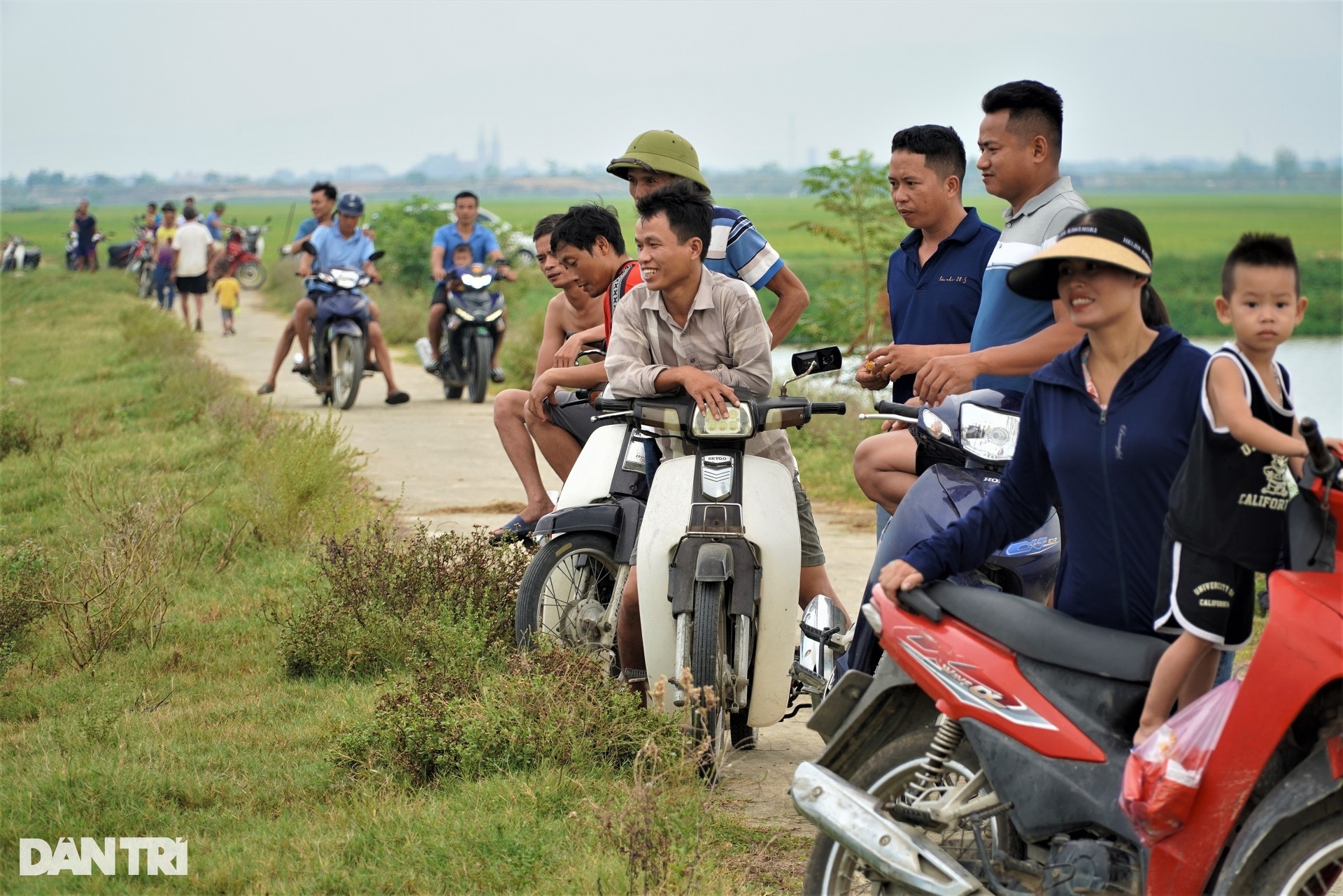 Dân phố lũ lượt mua vé thi nhau nơm cá, chủ hồ thu gần chục triệu đồng - 8