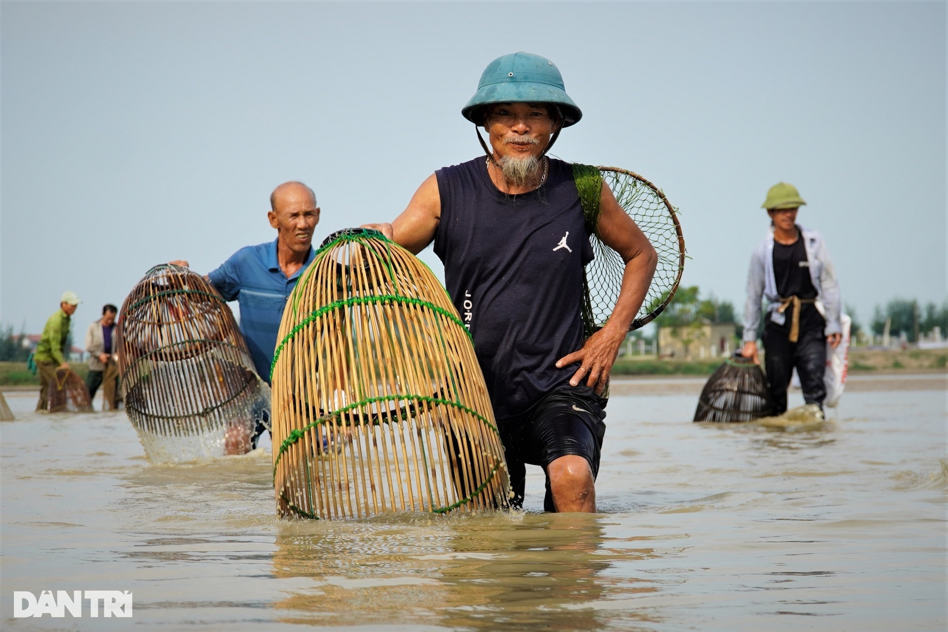 Dân phố lũ lượt mua vé thi nhau nơm cá, chủ hồ thu gần chục triệu đồng - 10