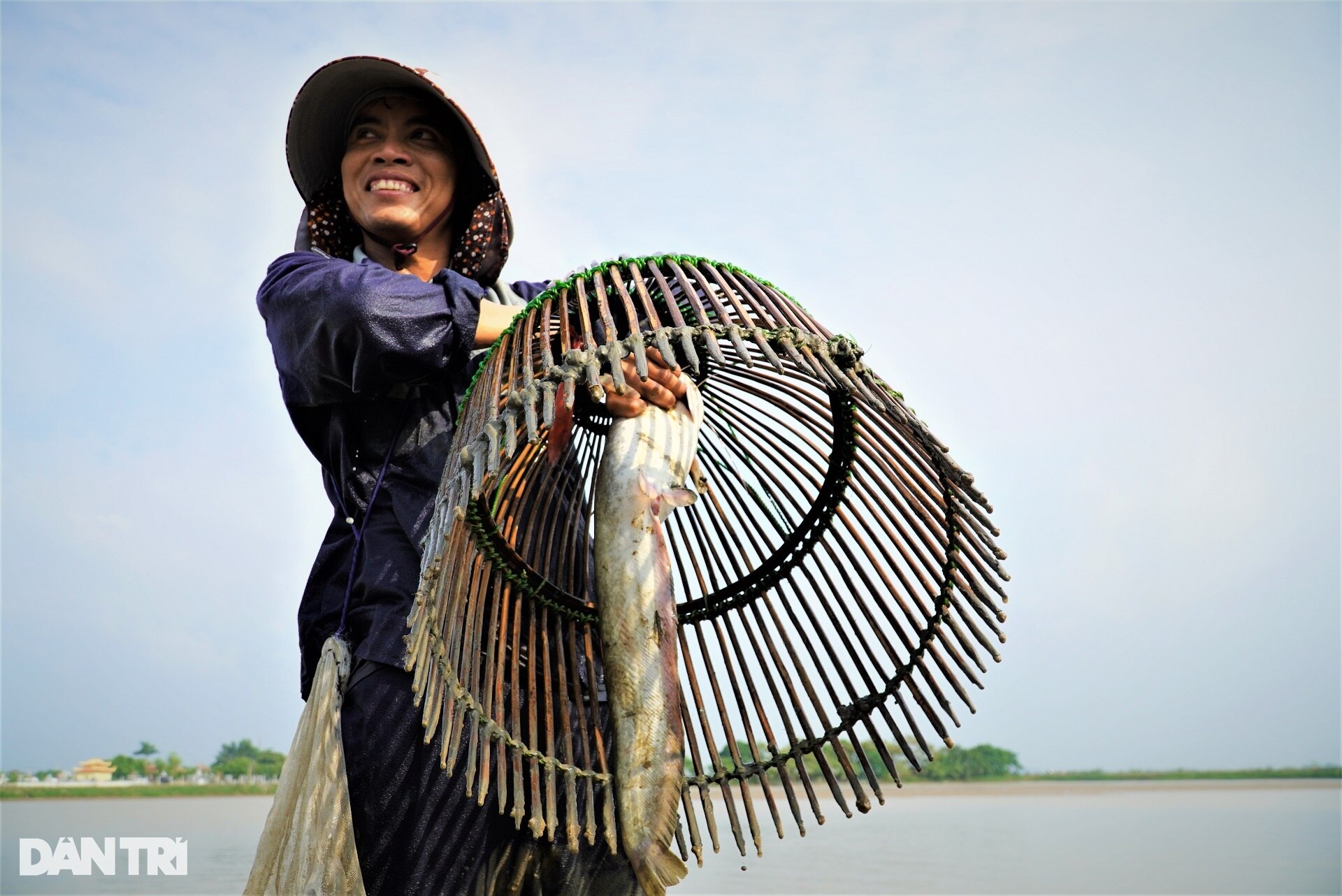 Dân phố lũ lượt mua vé thi nhau nơm cá, chủ hồ thu gần chục triệu đồng - 12