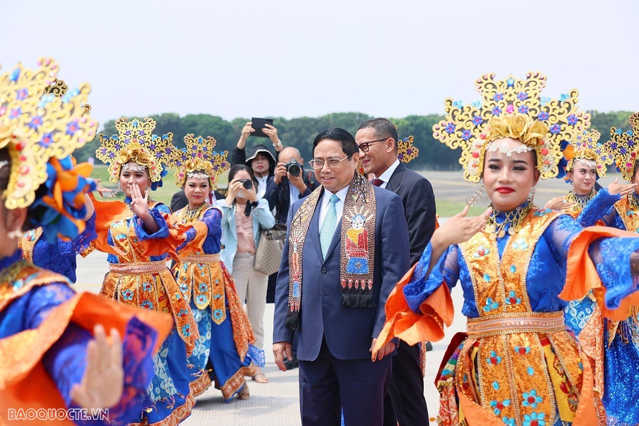 Các vũ công nhảy điệu múa dân gian của Jakarta, Indonesia chào đón Thủ tướng Phạm Minh Chính. Cùng tham gia đón Thủ tướng có Đại sứ, Trưởng Phái đoàn Việt Nam tại ASEAN Nguyễn Hải Bằng.