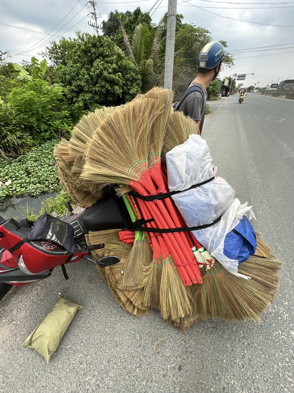 Chạy xe máy 200km bán hàng để tìm lời giải, sao làm giàu được từ chổi chít? - 4