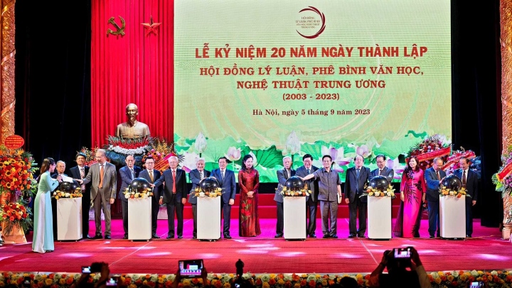 Hội đồng Lý luận, phê bình Văn học, Nghệ thuật Trung ương và Ban Biên tập Tạp chí Lý luận, phê bình Văn học, Nghệ thuật chính thức khai trương Tạp chí điện tử. Ảnh: BTC