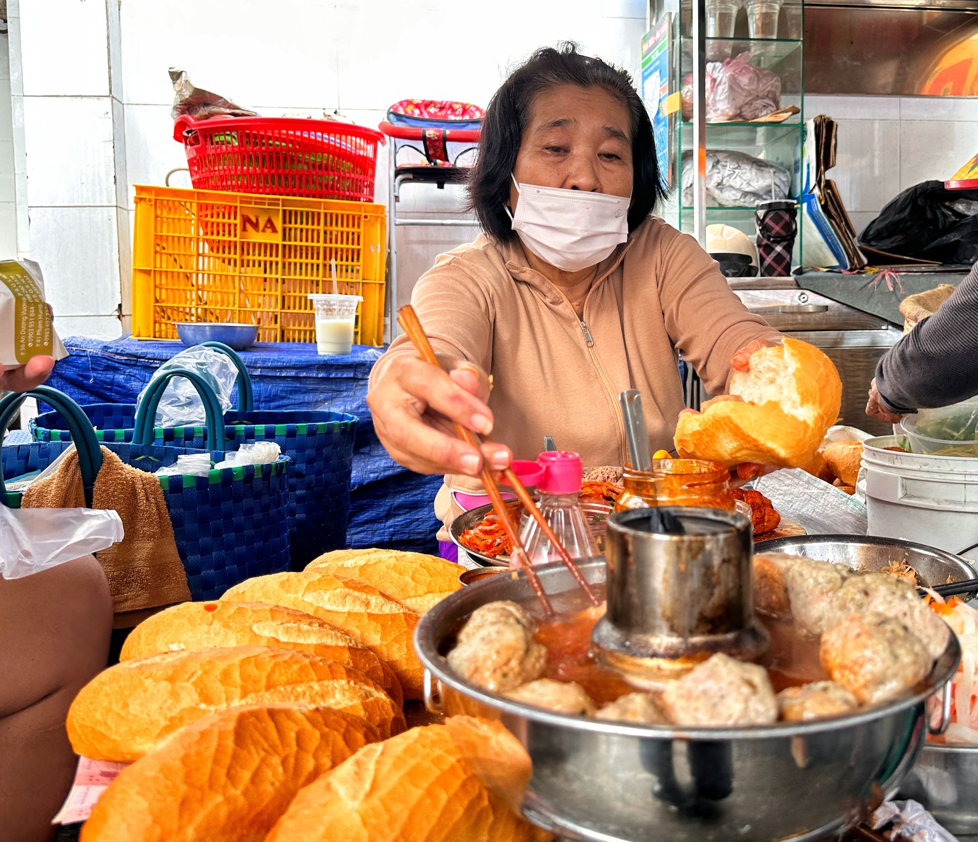 Gánh bánh mì nửa thế kỷ ngon có tiếng chợ An Đông: ‘Chén cơm’ cả gia đình - Ảnh 8.