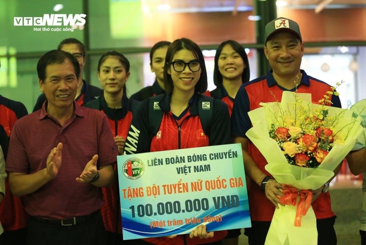 Ông Trần Đức Phấn - Phó chủ tịch liên đoàn bóng chuyền Việt Nam - có mặt tại sân bay để thưởng nóng cho đội tuyển.