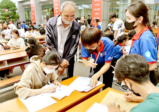 Sinh viên làm thủ tục nhập học tại Trường ĐH Công nghiệp TPHCM. Ảnh: CAO THĂNG ảnh 1