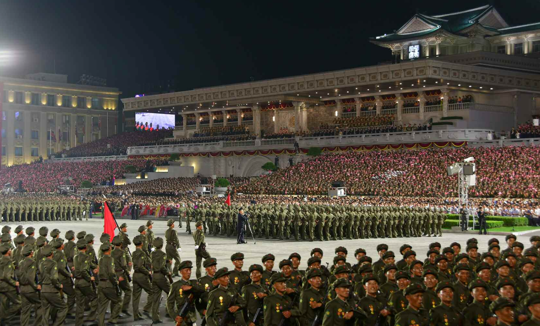 Thế giới - Ông Kim Jong Un và con gái dự lễ duyệt binh mừng quốc khánh Triều Tiên (Hình 3).