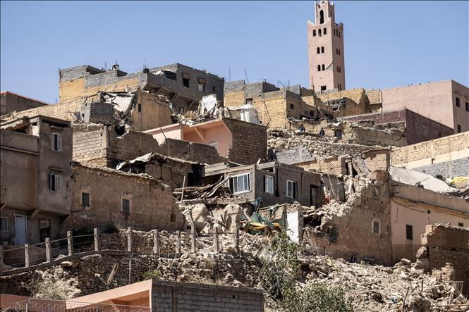 Nhiều ngôi nhà bị phá hủy sau trận động đất ở Moulay Brahim, tỉnh Al-Haouz, Morocco ngày 9/9. (Ảnh: AFP/TTXVN).