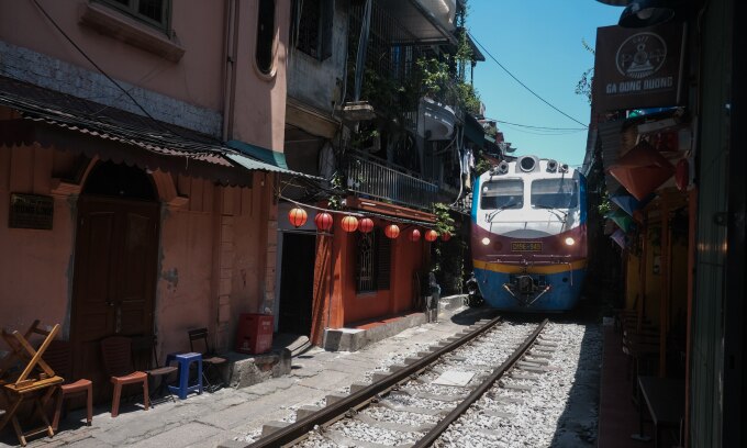 Đoàn tàu đi ngang qua khu dân cư vào khoảng 11h50.