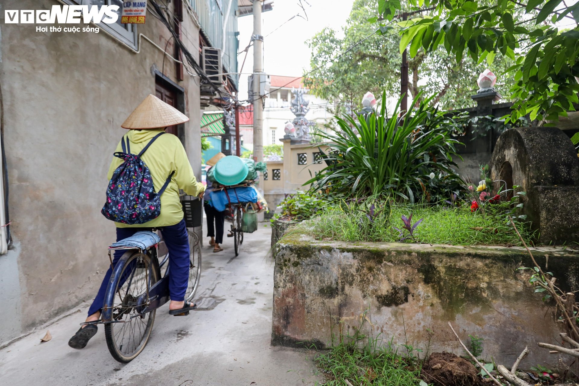 Nhà người sống chen với mộ người chết ngay giữa 'tấc đất tấc vàng' Hà Nội - 20