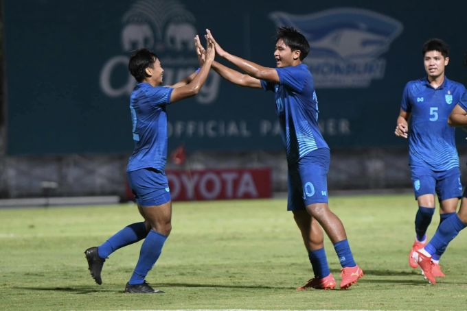 Yotsakorn (giữa) ghi bàn duy nhất giúp Thái Lan thắng Malaysia 1-0 để giành ngôi nhất bảng H vòng loại U23 châu Á 2024. Ảnh: FAT