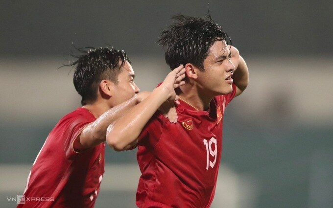 Nguyễn Hữu Nam (số 19) ăn mừng bàn nâng tỷ số lên 2-1 trong trận Việt Nam hoà 2-2 Singapore ở vòng loại U23 châu Á 2024 ngày 12/9 trên sân Việt Trì. Ảnh: Lâm Thoả