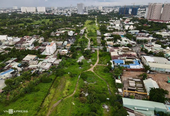 Hiện trạng đoạn 3 của Vành đai 2, từ đường Phạm Văn Đồng đến nút giao Gò Dưa, đang dang dở, tháng 7/2023. Ảnh: Thanh Tùng