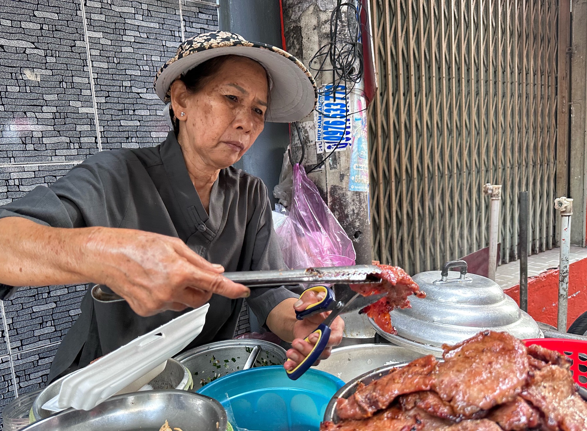 Cơm tấm 15.000 đồng cũng bán 'rẻ nhất' TP.HCM: 3 tiếng hết, khách ăn ngày… 'đau ví' - Ảnh 4.