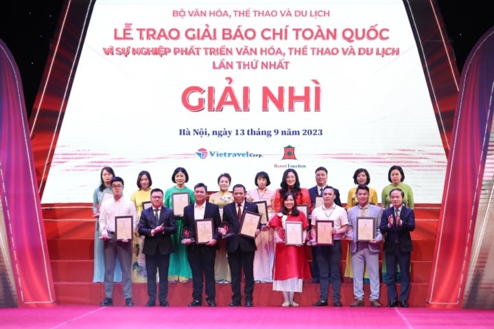 Ban tổ chức trao giải Nhì cho các tác giả.