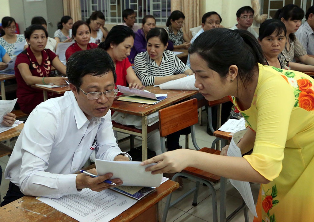 Cần 'cởi trói' giáo viên khỏi việc thu tiền học sinh đầu năm - Ảnh 2.