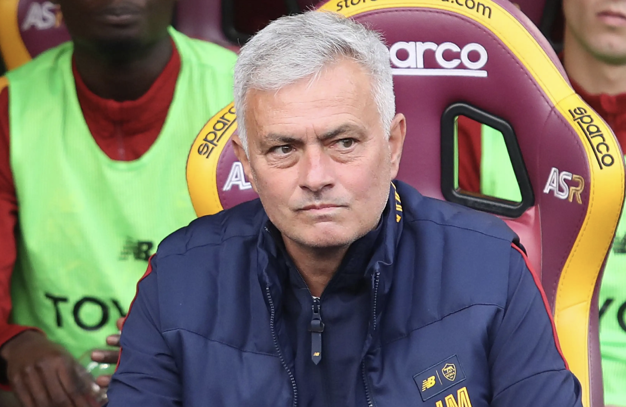 HLV Mourinho đặt thử thách bản thân: không bị trọng tài phạt thẻ đỏ - Ảnh 2.