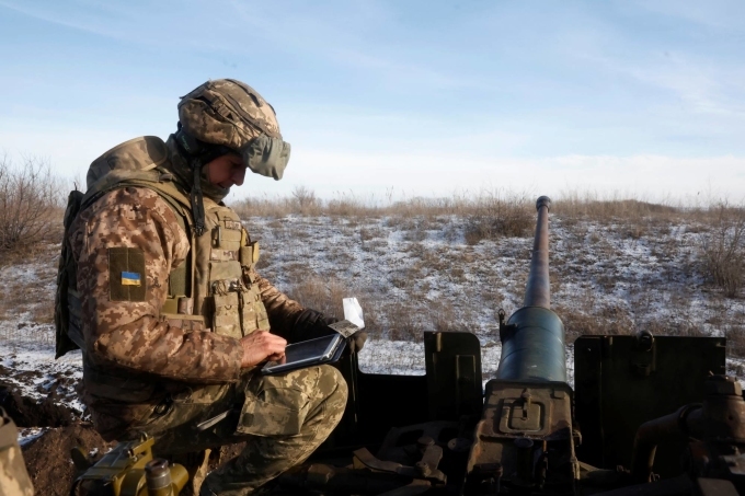 Binh sĩ Ukraine nghiên cứu dữ liệu trên máy tính bảng trước khi khai hỏa ở Bakhmut hồi tháng một. Ảnh: Reuters