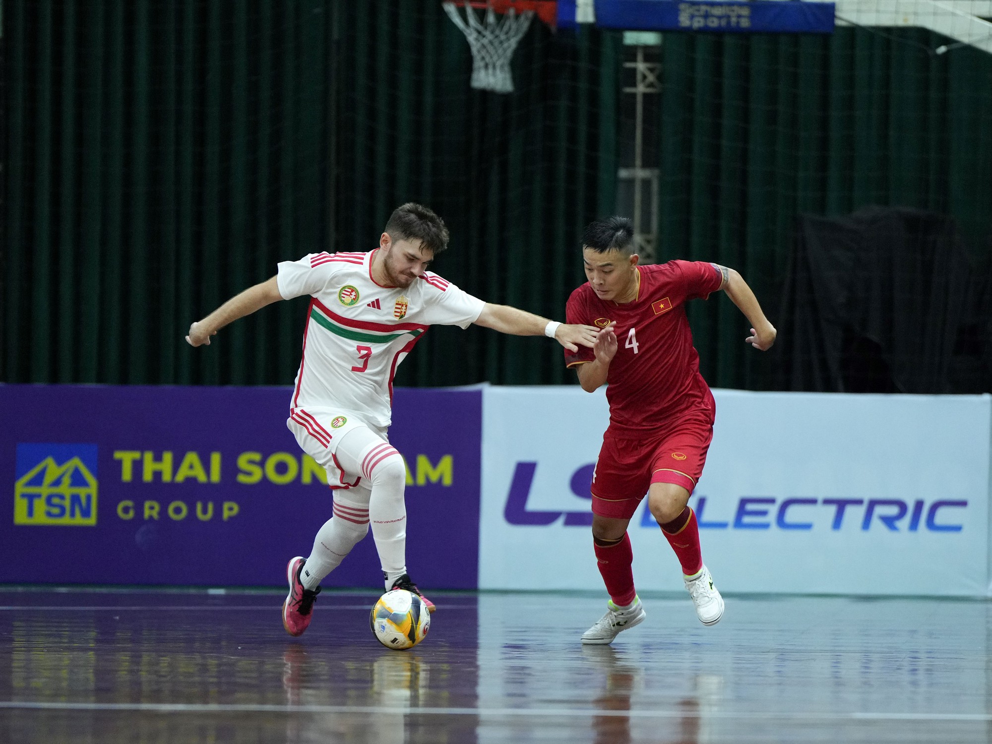 Đội tuyển futsal Việt Nam thất bại trước đội bóng 'khổng lồ' đến từ châu Âu - Ảnh 7.