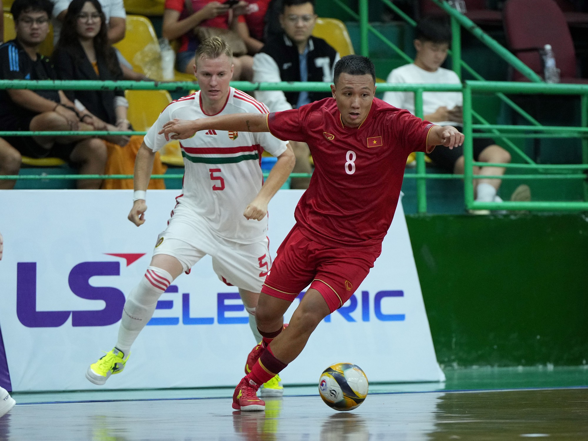 Đội tuyển futsal Việt Nam thất bại trước đội bóng 'khổng lồ' đến từ châu Âu - Ảnh 9.