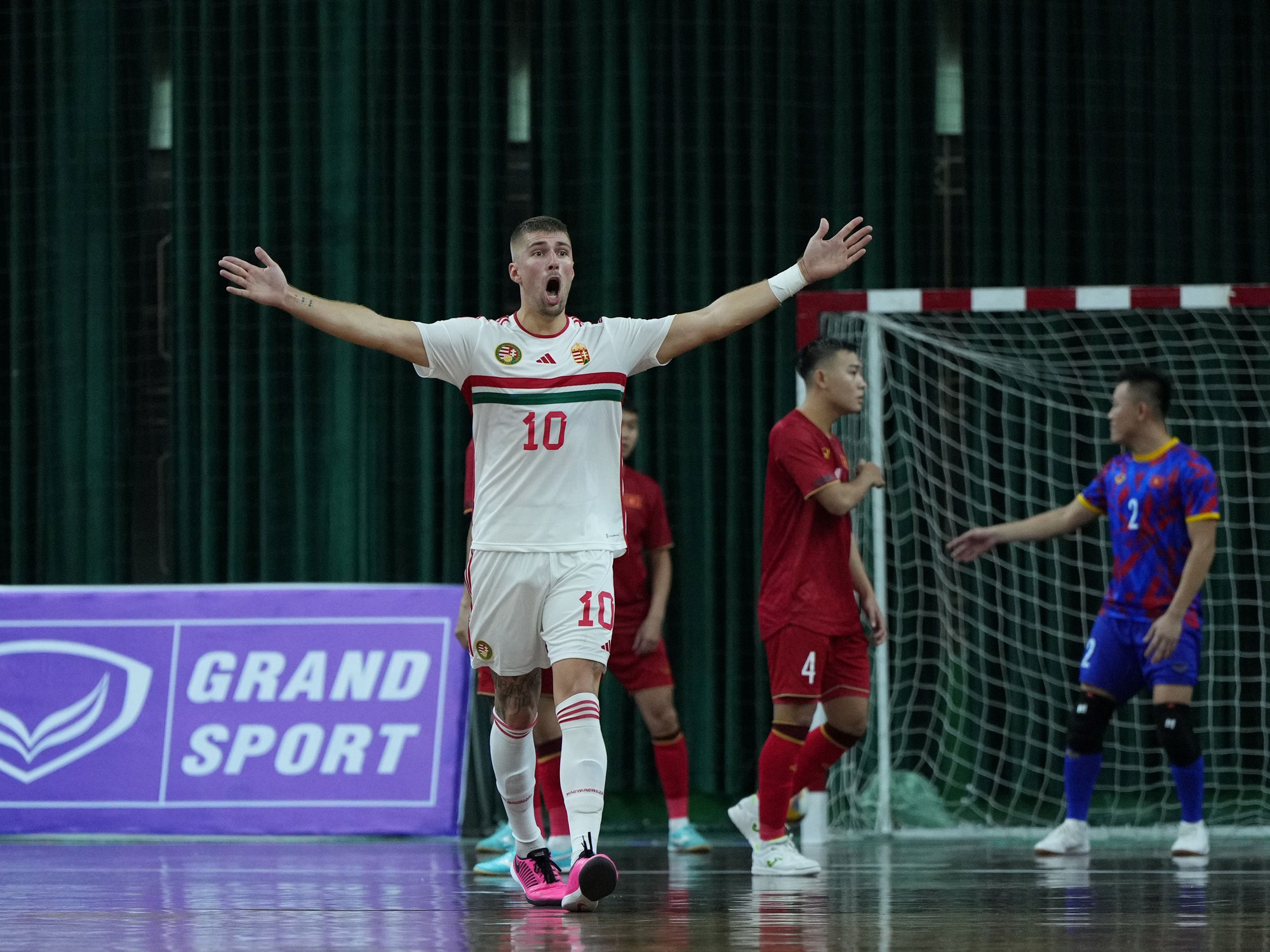 Đội tuyển futsal Việt Nam thất bại trước đội bóng 'khổng lồ' đến từ châu Âu - Ảnh 12.