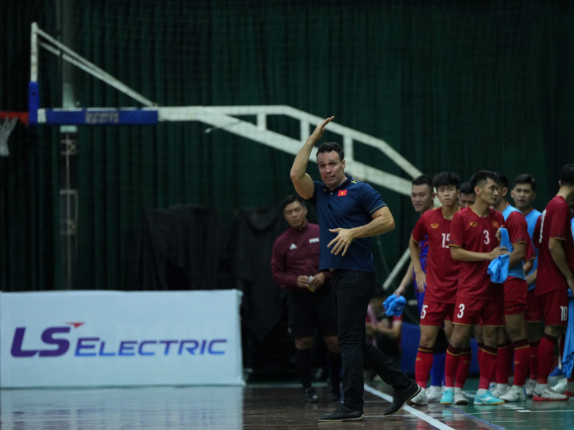 Đội tuyển futsal Việt Nam thất bại trước đội bóng 'khổng lồ' đến từ châu Âu - Ảnh 13.