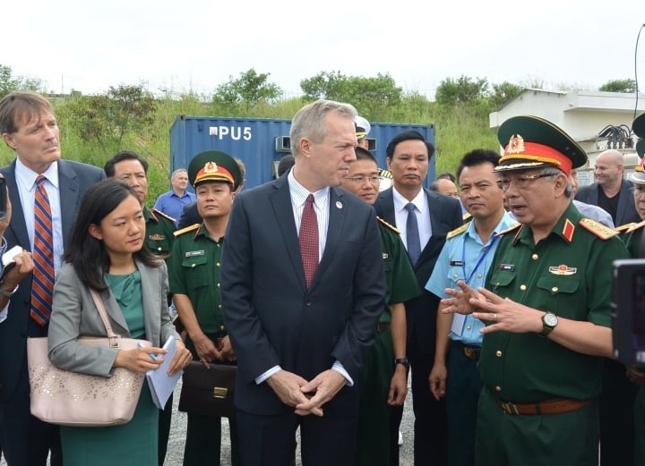 Thượng tướng Nguyễn Chí Vịnh và cựu Đại sứ Mỹ Ted Osius trao đổi về dự án xử lý ô nhiễm dioxin giai đoạn 2 tại sân bay Đà Nẵng. (Ảnh: Báo Tài nguyên & Môi trường)