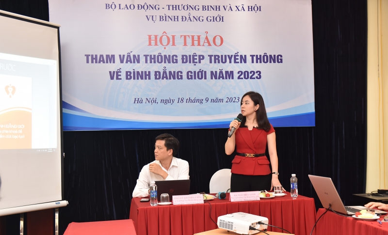 Bà Ngô Diệu Linh - Phó Vụ trưởng Vụ Bình đẳng giới trình bày chủ đề, thông điệp truyền thông về bình đẳng giới năm 2023

