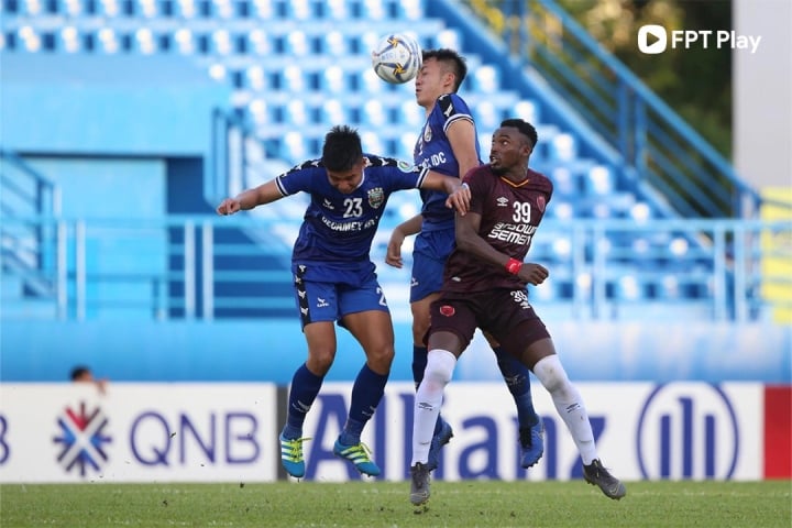 PSM Makassar (áo nâu) từng bị Bình Dương (áo xanh dương) loại khỏi bán kết khu vực Đông Nam Á AFC Cup 2019.