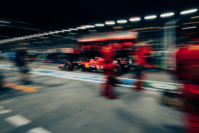 Leclerc trong tình huống rời khu vực kỹ thuật ở Grand Prix Singapore ngày 17/9. Ảnh: Scuderia Ferrari