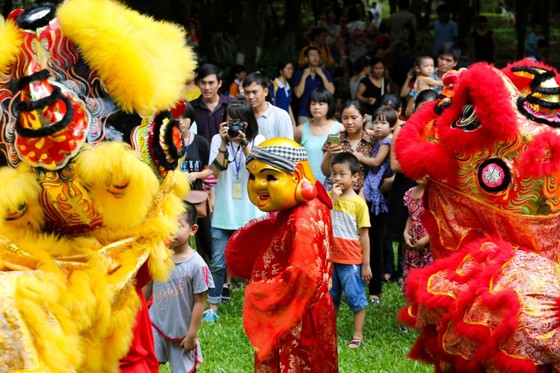 Hoạt động hoạt náo truyền thống trong lễ hội “Rước đèn đêm trăng&quot; ảnh 2