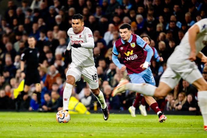 Casemiro đi bóng trong trận thắng Burnley trên sân Turf Moor ngày 23/9. Ảnh: manutd.com