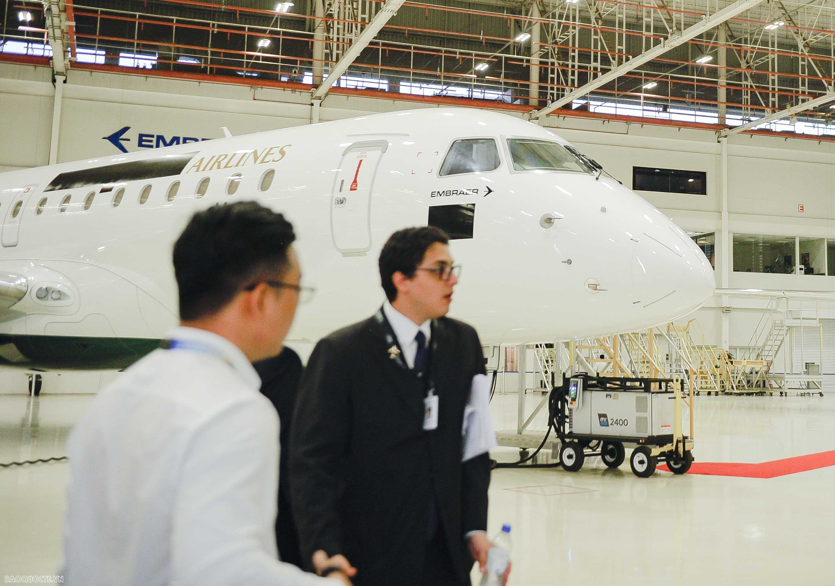 Thủ tướng Phạm Minh Chính thăm Tập đoàn hàng không vũ trụ Embraer