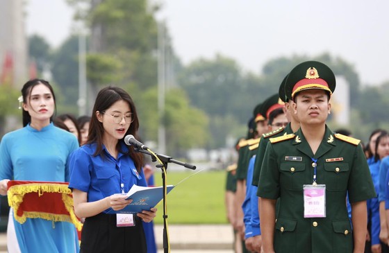 Bạn Nguyễn Thị Châu Anh, Phó Chủ tịch Hội Sinh viên Việt Nam TPHCM, sinh viên Trường Đại học Quốc tế (Đại học Quốc gia TPHCM) phát biểu báo công với Bác ảnh 2