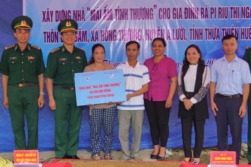 Lãnh đạo Bộ chỉ huy BĐBP tỉnh Thừa Thiên Huế trao hỗ trợ xây dựng nhà cho gia đình chị Pi Riu Thị Nga